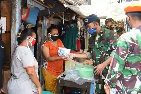 Dapur Umum TNI Bantu Mengatasi Kesulitan Rakyat Disekelilingnya