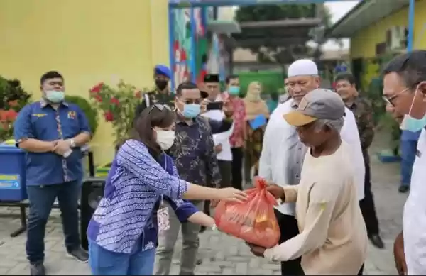 Pelindo 1 Bagikan Bantuan Sembako Bagi Ojol dan Tukang Becak
