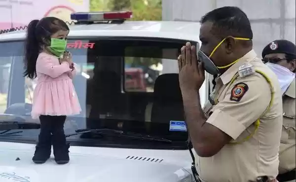 Wanita Terpendek di Dunia Ikut Bantu Polisi Tegakkan Lockdown
