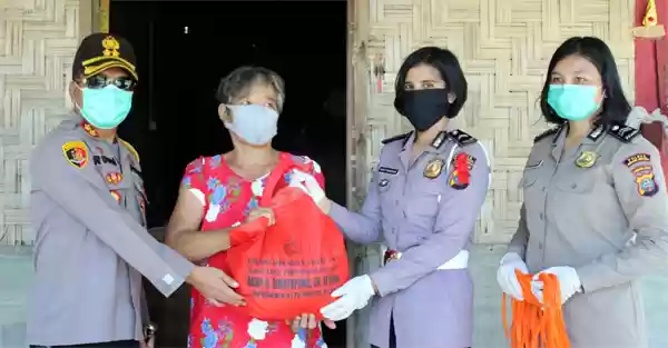 Polwan Polres Sergai Bagikan 45 Paket Sembako Kepada Masyarakat Pantai Cermin