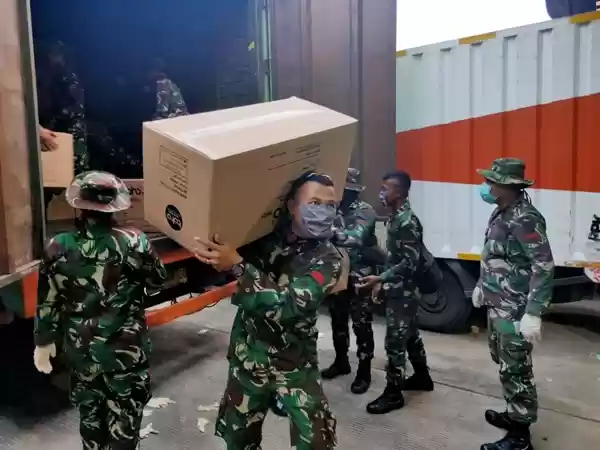 TNI Bantu Distribusikan APD ke Berbagai Daerah