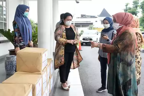 Terima Bantuan Sembako dari Dekranas Pusat,  Nawal Segera Salurkan kepada Pengrajin Sumut