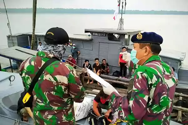 TNI AL  Amankan 22 Orang TKI Ilegal dari Malaysia