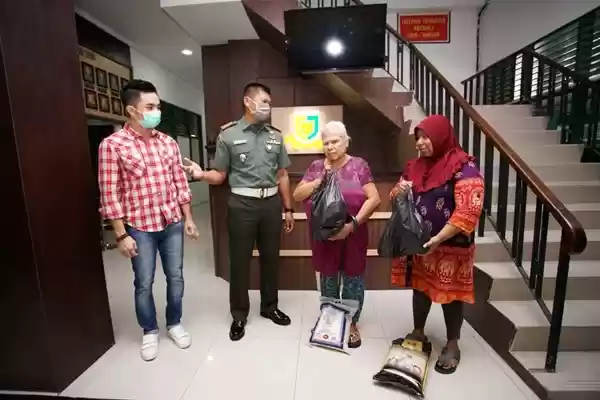 Denpom 1/5 Medan Serahkan Bantuan Sembako