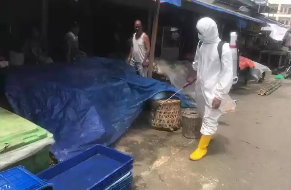 Dit Samapta Polda Sumut Semprot Disinfektan di Ruas Jalan Kota Medan