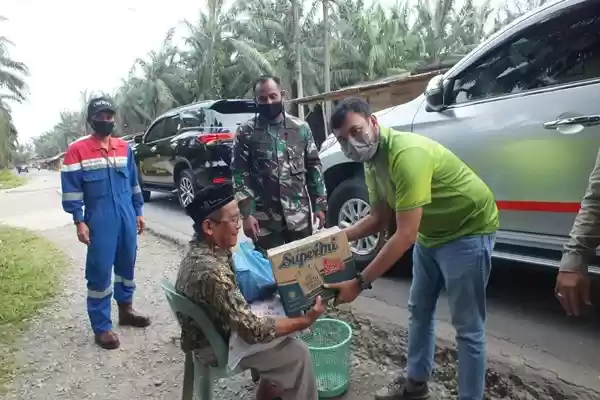 Kodim 0117/Atam dan PT Pertamina Berikan Bantuan Sembako pada Warga di Wilayah Line Pipa