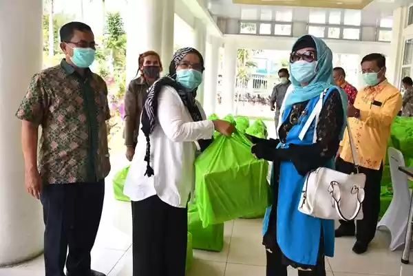 Pemprov Sumut Bagikan Sembako untuk Wartawan