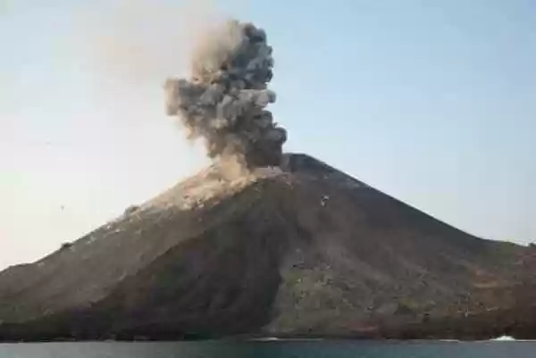Belum Tuntas Wabah Virus Corona,  Gunung Anak Karakatau Semburkan abu vulkanis 
