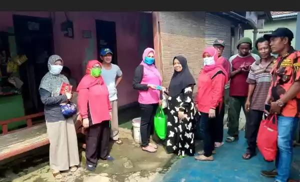 Penjahit Ini Bagikan Masker Buatannya Kepada Warga