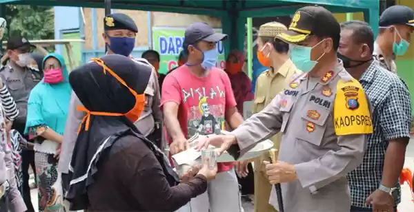 Tinjau Dapur Umum Polsek Pantai Cermin, Kapolres Sergai Bagikan Sembako dan Masker
