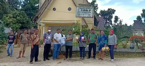 Tokoh Muda Serahkan Bantuan Tempat Cuci Tangan dan Hand Soap di Desa Buluhawar