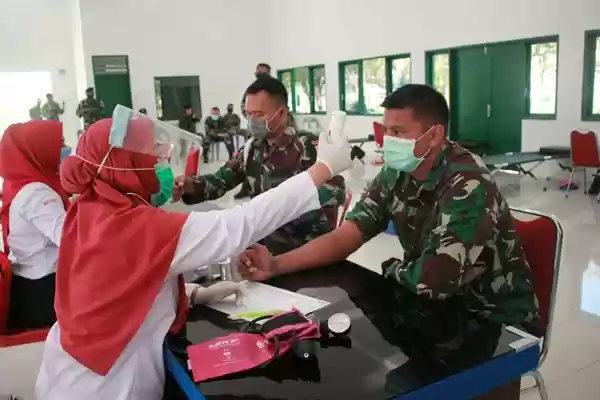 Bantu Pasien Covid-19, Prajurit Yonkav 6/NK dan Ibu Persit Donorkan Darah