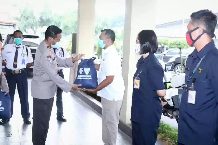 Ratusan Satpam Kena PHK Pendemi Covid19 Terima Bantuan Kabaharkam