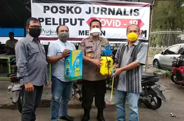 Kabid Humas Polda Sumut Serahkan Alat Semprot Disinfektan