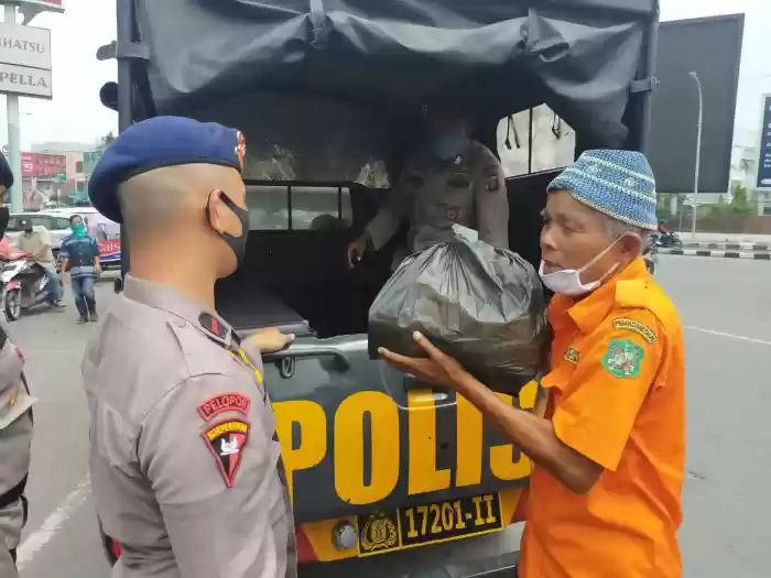 Bagikan Sembako kepada masyarakat sebagai wujud bhakti Brimob kepada masyarakat