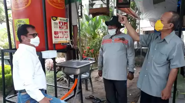 Dinas Kebersihan Medan Sediakan Fasilitas Cuci Tangan di Warkop Jurnalis Peliput Covid-19