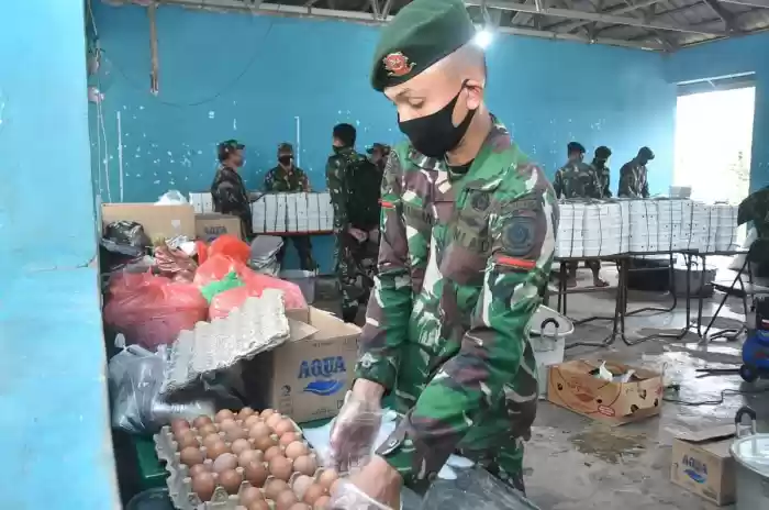 TNI Gelar Dapur Umum Ringankan Beban Masyarakat dari Dampak Covid-19