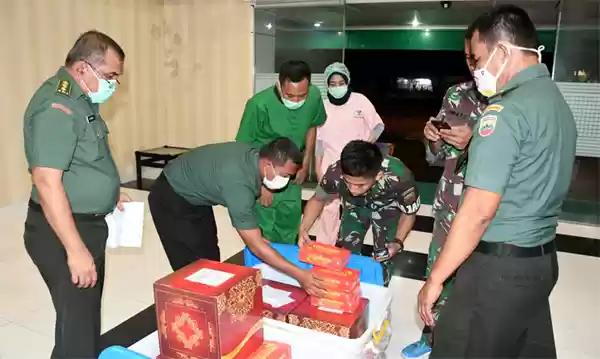 Ketua Umum Persit KCK Beri Bantuan Multi Vitamin Bagi Petugas Medis