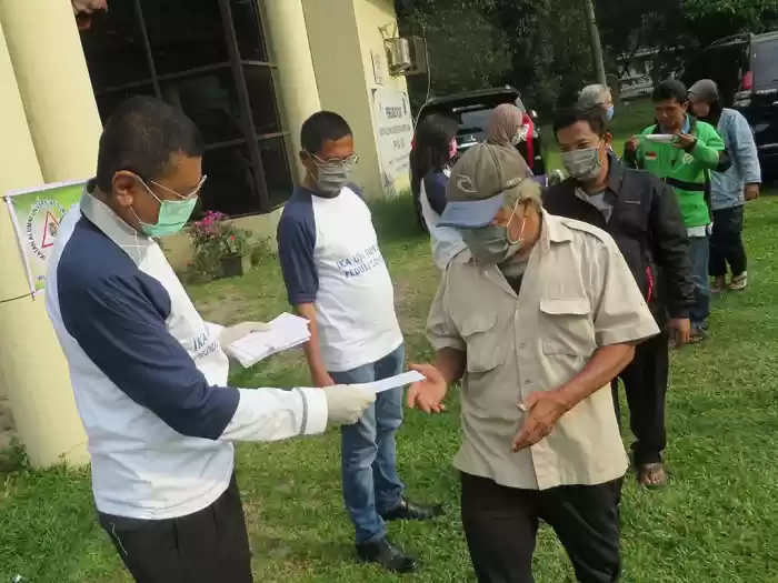 Dengan Protokol Physical Distancing,  IKA USU Sumut Bantu Warga 