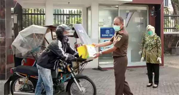 Peduli Covid 19, Kejatisu dan IAD Salurkan Sembako Langsung Ke Masyarakat