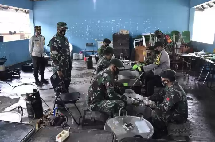 1.200 Nasi Bungkus Dibagikan Prajurit TNI-Polri Untuk Warga Kapuk