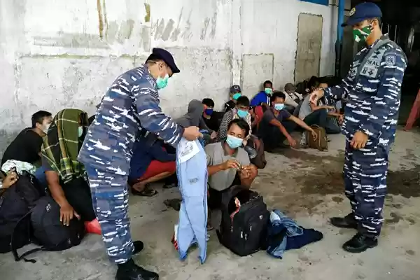 TNI AL  Amankan 44 Orang TKI Ilegal di Labura