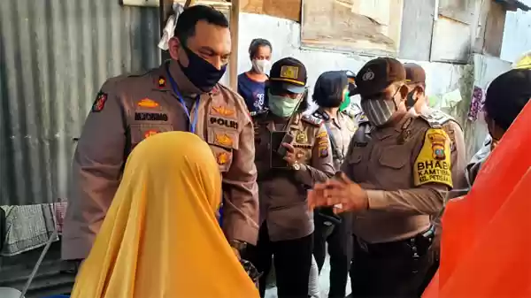 Dampak Covid 19, Polsek Medan Baru Bagikan Sembako dari Kapolrestabes Medan