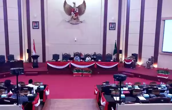 Akhyar Sampaikan LKPJ di DPRD Medan
