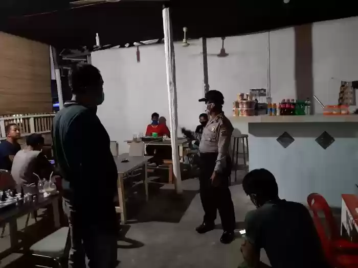Polres Tanjung Balai Bubarkan Warga  Masih Berkumpul di Lapo  Tuak dan  Cafe - cafe