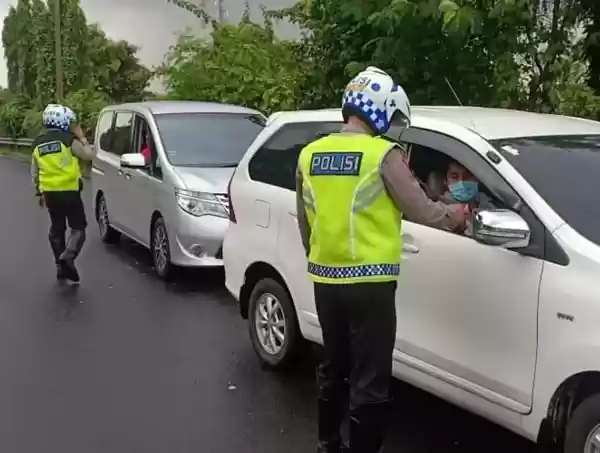 Nekat Melakukan Perjalanan Mudik, 443 kendaraan Disuruh  Balik