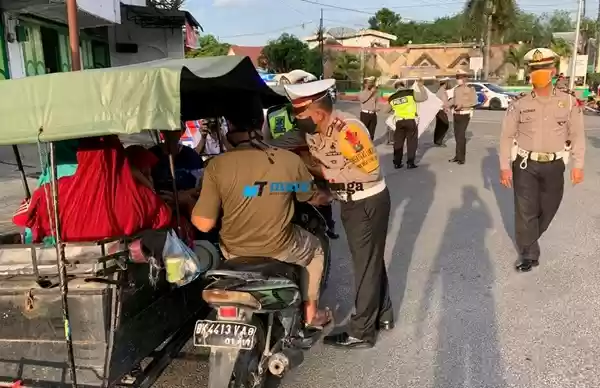 Sembari Bagi Takjil, Satlantas Polres Asahan Juga Sosialisasikan Himbauan Tidak Mudik