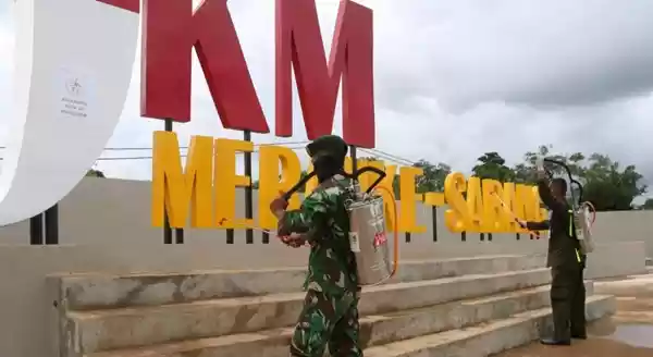 Merauke Bersatu Lawan Corona, Ribuan Liter Cairan Disinfektan Disemprotkan di PLBN Sota