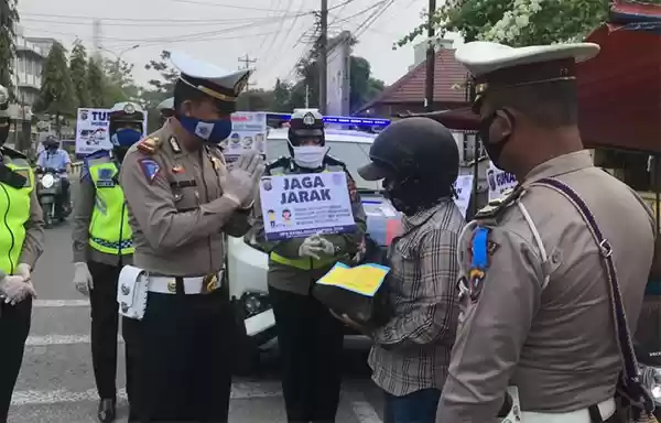 Sat Lantas Polres Tanjung Balai Berbagi Sambil Sosialisasi
