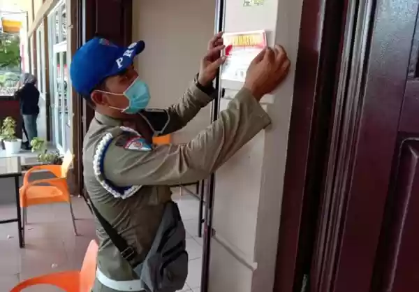 Mengusir dan Menolak Warga Tak Guna Masker Masuk Pekantoran 