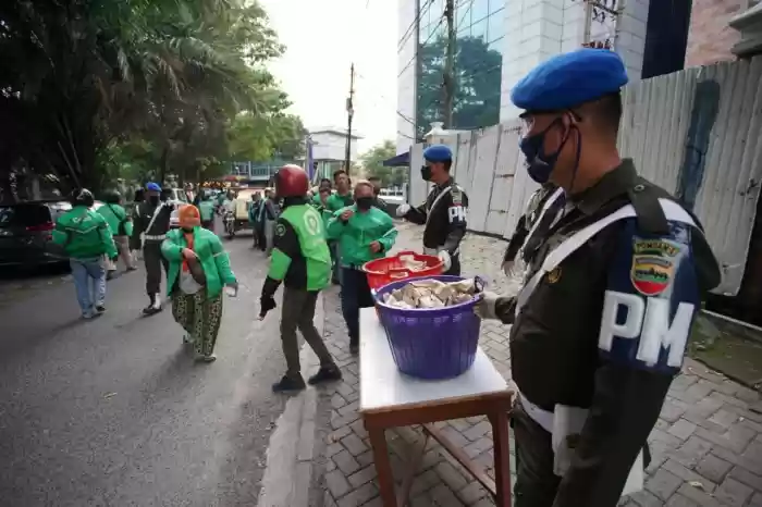 Denpom I/5 Medan dan Vihara Borobudur Bagi Takjil Berbuka Selama Ramadan