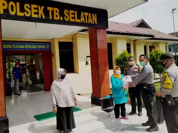 Jum&rsquo;at Berkah, Polsek Tanjung Balai Selatan Bagikan Sembako 
