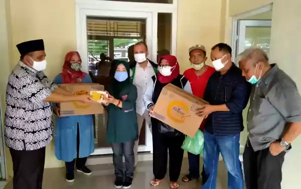 Antisipasi Dampak Covid-19, PWI Sumut Bagikan Masker dan Paket Makanan untuk Anggota