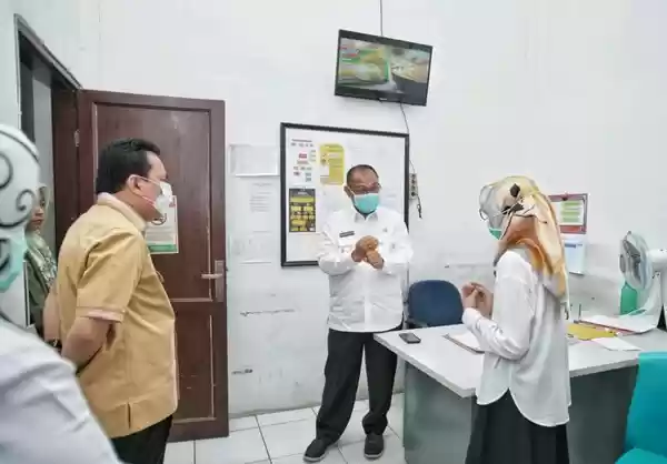 Usai Isolasi Mandiri, Akhyar Pantau Perkembangan ODP & PDP Di Posko Covid-19