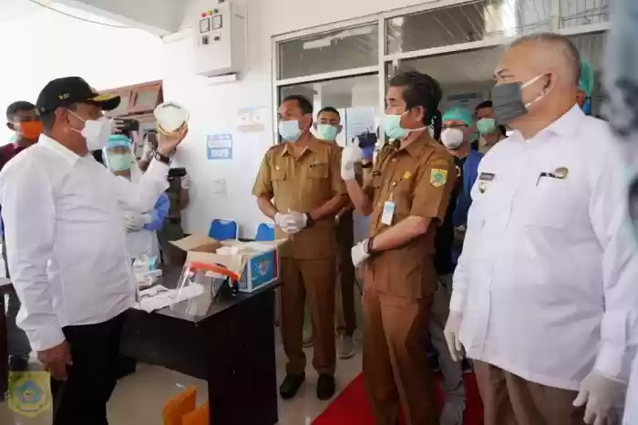 Gubernur Edy Tinjau RSUD Salak  dan Serahkan Bantuan APD