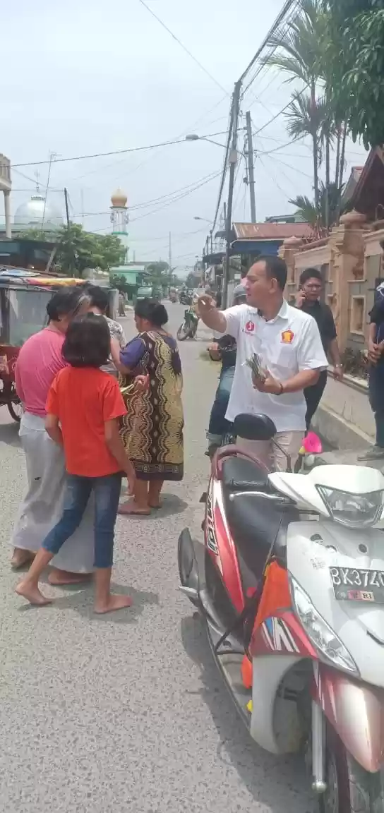Dedy Bersama Timnya Melakukan Penyemprotan Disinfektan, Medan Area