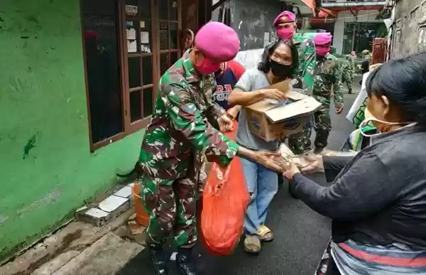TNI Siapkan Ribuan Nasi Bungkus Setiap Hari Untuk Masyarakat