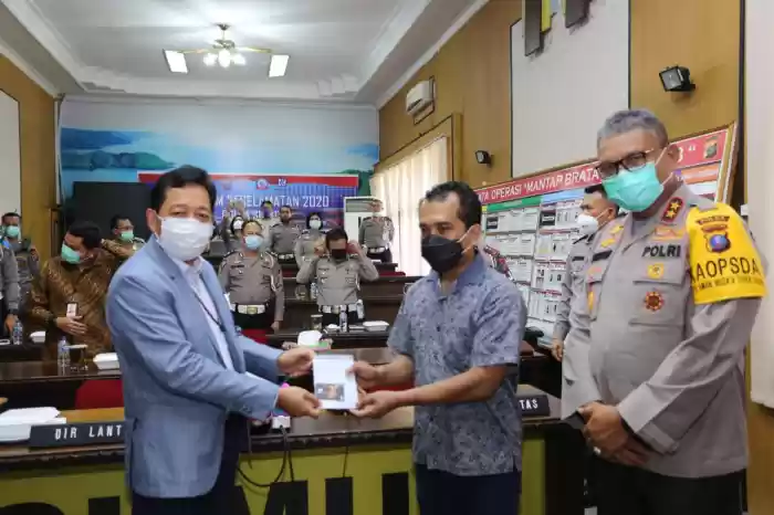 Kapolda Sumut Sampaikan Bantuan Presiden untuk Abang Supir