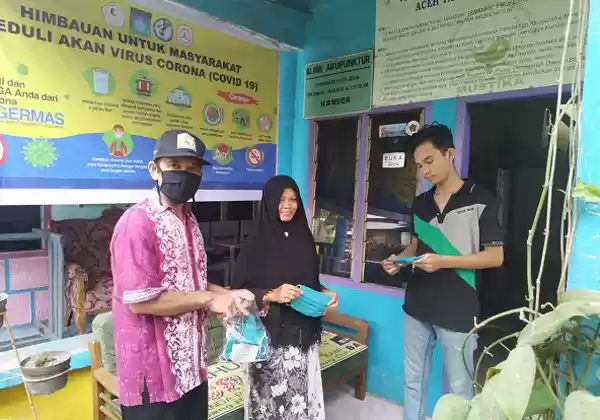 Peduli Covid-19, Repronas Nasir Djamil Berikan Warga Aceh Taming Masker