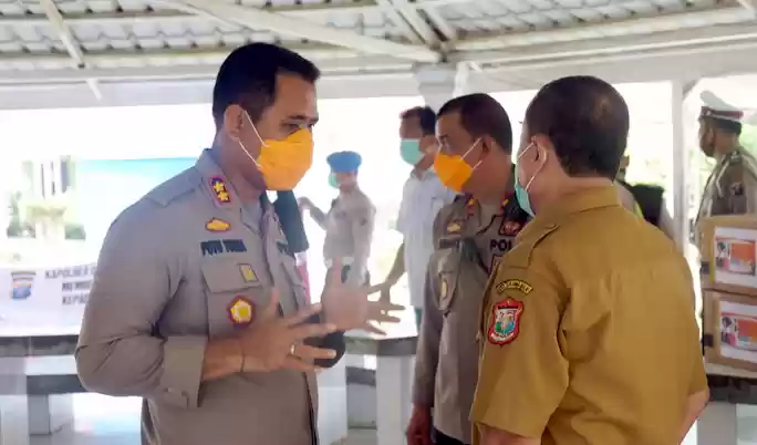Kapolres dan Ketua Bhayangkari Cabang Tanjungbalai Serahkan APD Kepada Tim Medis