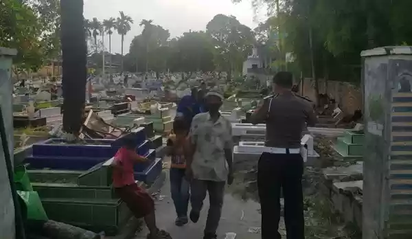 Polisi di Medan Imbau Masyarakat Gunakan Masker saat Ziarah