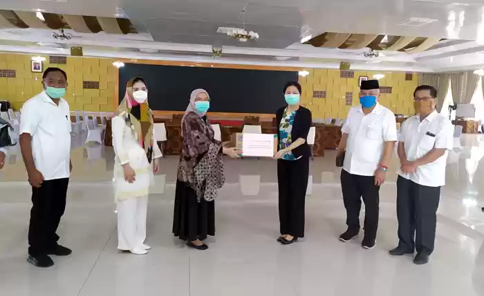 Hj Sabrina Terima Bantuan APD dari Konjen RRT di Medan