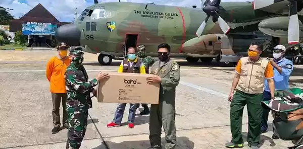 Prajurit TNI Distribusi APD Tepat Sasaran