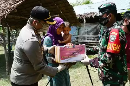 Kapolres dan Dandim Salurkan Langsung Sembako ke Masyarakat