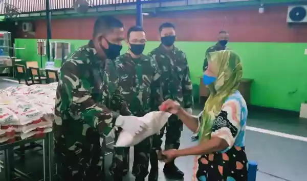 Kurangi Beban Warga Kurang Mampu Terdampak Covid 19, Pomdam I/BB Bagikan 11,5 Ton Beras 