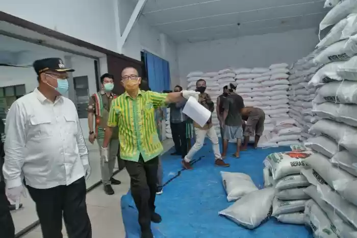 Akhyar Tinjau Gudang Penyimpanan Bahan Kebutuhan Pokok Untuk Pasar Murah